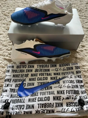 Nike elite Phantom fotbollskor - Helt nya phantoms köpta för 3000+. Säljer dessa för de ej behövs längre och kan ej returneras. Men de är storlek 41, kommer även med väska och box. Pris kan diskuteras 