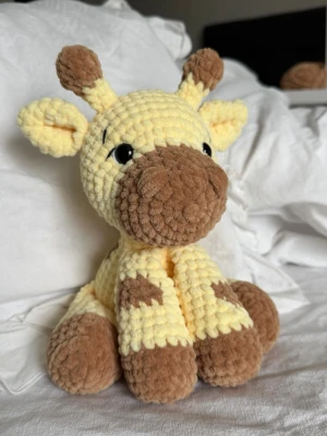 Virkad giraff🦒 - En söt och mjuk virkad giraff, perfekt som en nalle eller prydnad i ett rum❣️