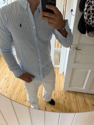 Randig ralph lauren skjorta - Skygg randig skjorta från ralph lauren, riktigt bra skick i storlek L!