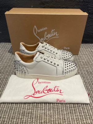 Christian Louboutin skor - Hej, säljer nu dessa svin snygga Christian Louboutin skor. Skorna är i grymt skick! Begränsat antal boxar och dustbag. Hör av dig vid frågor.