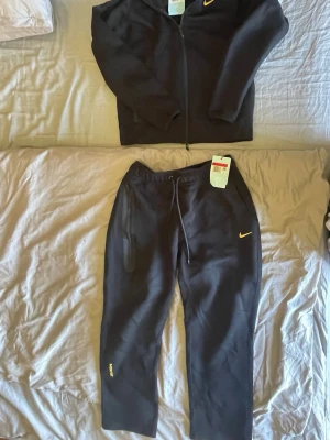 Nike Nocta set - Helt ny svart Nike nocta set aldrig använd! Den kommer med tags och är i oerfekt skick. Strolek L men passar även M