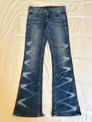 Vintage Bootcut Ralph Lauren Jeans - Tjääänna! säljer mina Ralph Lauren jeans i 27/34 (sitter mer som 28/32)👏passformen är bootcut och de har en helt galen wash 🤩tvecka inte på att skriva ifall ni har fler frågor✌️