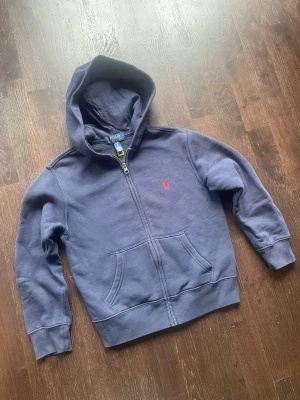 Ralph lauren zip hoodie  - Det är en blå ralph lauren zip hoodie i mycket bra skick andvänd 2 gånger 