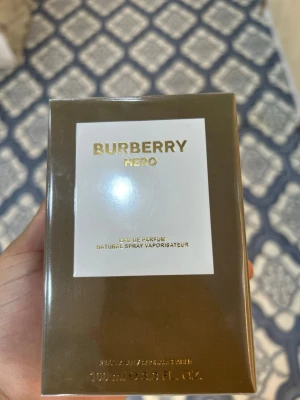 Burberry Hero Eau de Parfum 100ml - Burberry Hero Eau de Parfum är en lyxig parfym i en stilren klädstil, flaskan rymmer 100