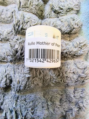 Rulle Mother of Pearl frimärken  - 100st postfriska självhäftande Sverige brev. Ett märke till 50gr "vanliga frimärken" Säljer en rulle Mother of Pearl frimärken och kommer på en praktisk rulle som är enkel att använda. 