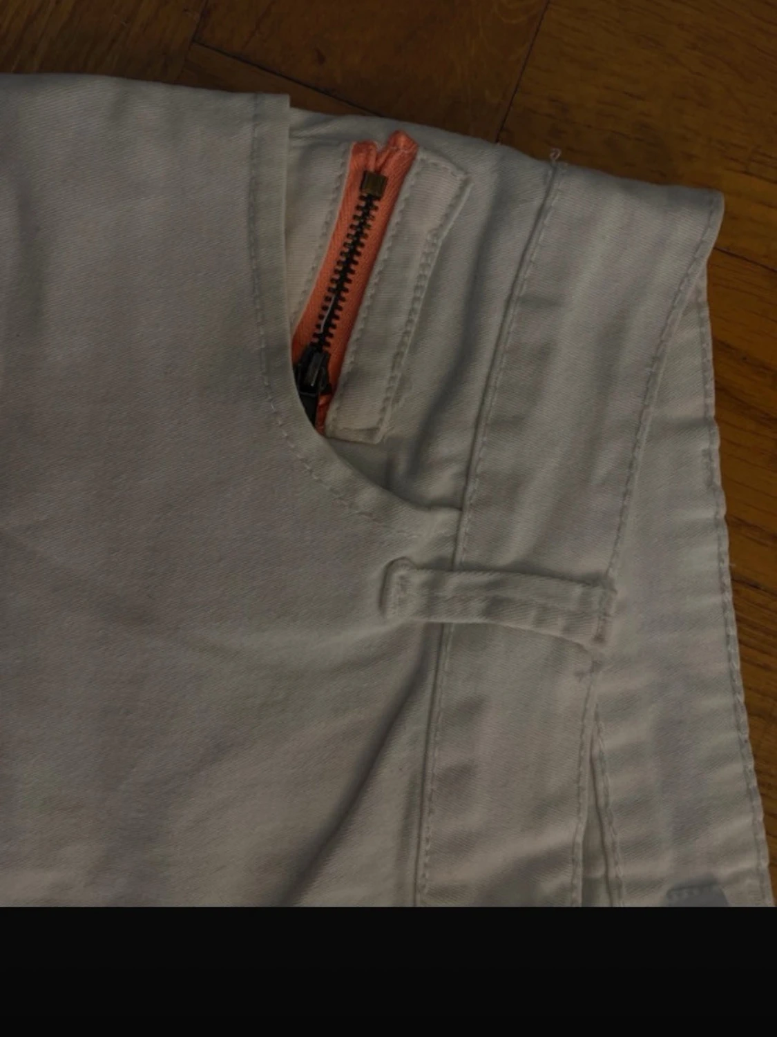 Vita denimshorts med orange knapp - 3