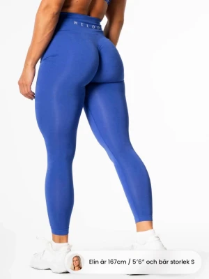 Prime scrunch tights  -  Prime scrunch tights från Relode. Använd enstaka gånger. I färgen cobalt i storlek xs. Säljer då de ej används. Styckpris just nu är 489kr på hemsidan 💖💖 Inga defekter
