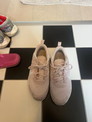 Rosa nike träningsskor  - Säljer ett par snygga Nike träningsskor. Platt yta så perfekt för Gym/ crossfit mindre bra för löpning. Andvänt dem 2-3 gånger bara  