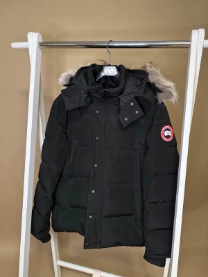 Canada goose jacka - Säljer nu min Canada goose jacka som använts en säsong, slitningar vid ärm slutet annars i bra skicka. Pris kan diskuteras vid snabb affär⭐️😀