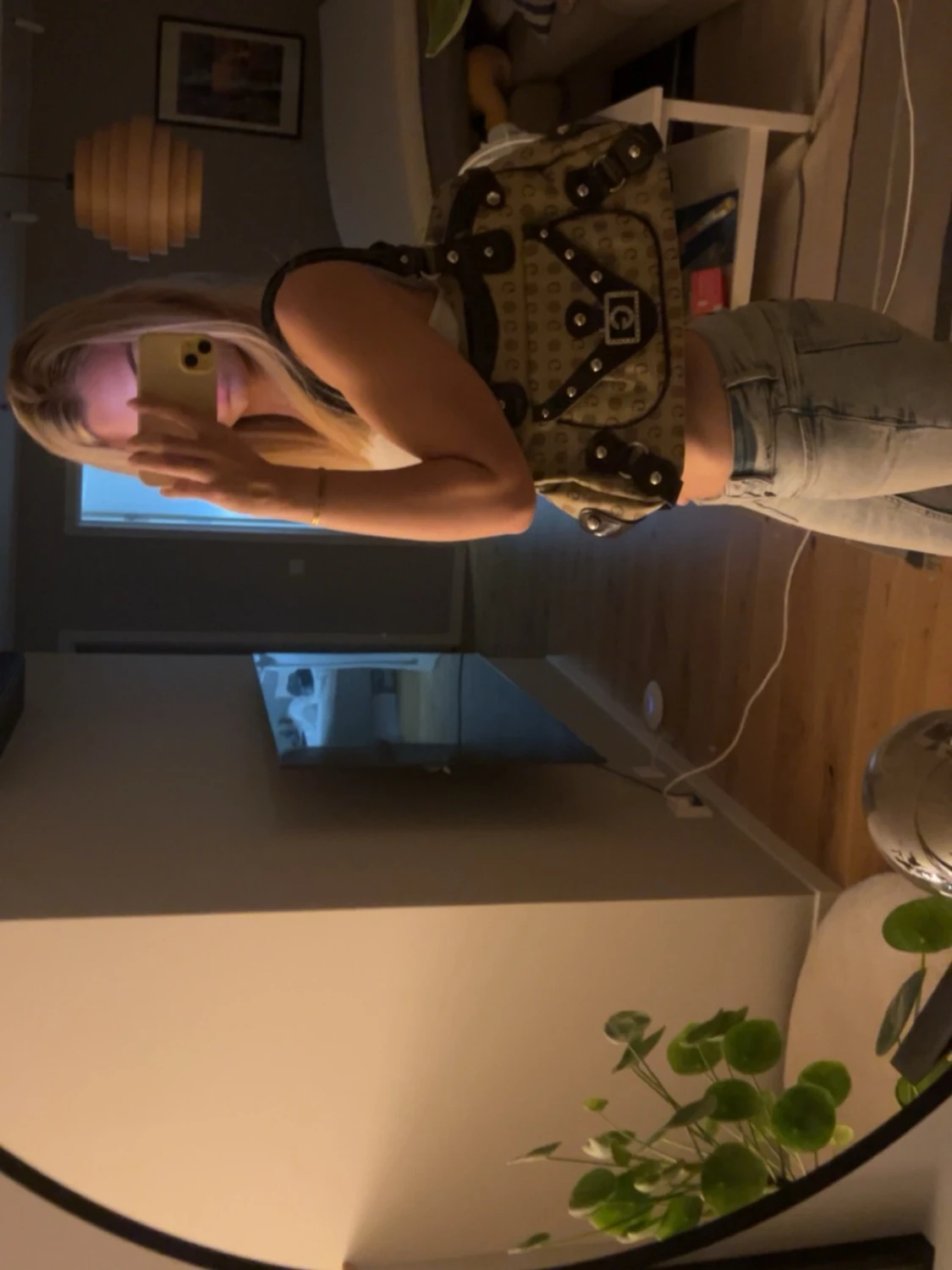 Beige handväska med G-detaljer