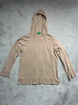Kaschmir hoodie  - Har en liten fläck och ett litet hål. 
