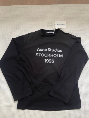  Acne Studios longsleeve - Säljer min Acne studios longsleeve. Inköpt nu i våras och använts fåtal gånger. Inte tagit av taggen då jag visste att jag kanske skulle sälja tröjan. Priset kan diskuteras. Fraktar samma dag. Hör av er om ni har frågor:)