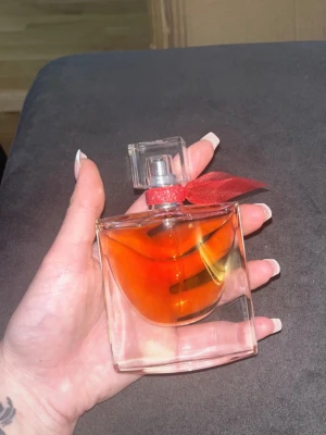 Lancome La Vie Est Belle Intensement 50ml - 50 ml. jag har inte kvar boxen. har sprejat få tal gånger, ca 99% kvar i flaskan. doften är inte för mig därför säljer jag!  Jag skulle även kunna byta mot någon av dessa:  - YSL Libre Vanille Couture   - YSL Libre Intense  - YSL Libre EdP  - Juliette Has A Gun Powder Love  - Burberry Goddess Intense  - Chloe Nomade Naturel  - Armani Si Nude Bloom