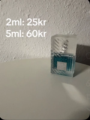 Parfym - Hej, säljer sample på lattafa khamrah waha den nya, väldigt god sommar doft. Priset är  på bilden är det några frågor kontakta mig, orden blir pakat på TikTok namn: Elite_sample.