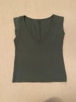 Brandy Melville kortärmad topp - Snygg mörkgrön kortärmad topp. Toppen har en enkel och stilren look. Endast använd gång💚