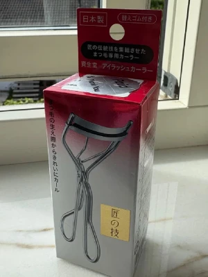 Shiseido Ögonfransböjare - Säljer denna helt oöppnade Shiseido ögonfransböjaren som jag köpte från Japan! Kommer även med 1 Shiseido Refill! På första bilden ser ni översättning från japanska till svenska. Väldigt populär i Japan, slutsåld på flera ställen. Pris kan diskuteras! Säljer flera då jag köpte en massa!