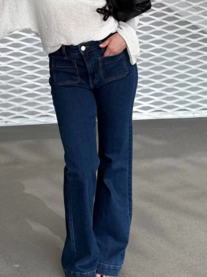 Mörkblå bootcut jeans med stora fickor - Snygga mörkblå bootcut jeans med två stora framfickor och hög midja. Använda ca 5 gånger, säljer på grund av fel storlek. Skriv gärna för fler bilder!❤️