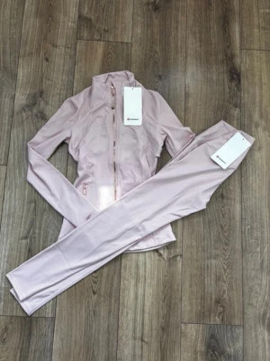 Lululemon Rosa Set - Xs/34/6 - Säljer ett snyggt och stilrent Lululemon-set i rosa färg, storlek XS. Perfekt för träning, promenader eller som en trendig vardagsoutfit. Bekvämt material med en smickrande passform och Lululemons populära kvalitet, pris aldrig satt i sten så kom gärna med bud