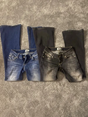 Två par bootcut jeans från lager157 - Säljer två par bootcut jeans från lager157. Båda är i modellen Blaze short length xs💕