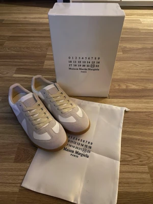 Maison Margiela gats - Hej☺️ säljer nu mina vita gats i storlek 41 som är väldigt fräscha och perfekta nu i sommaren men även inför skolan👍 Tveka inte om ni har några funderingar!