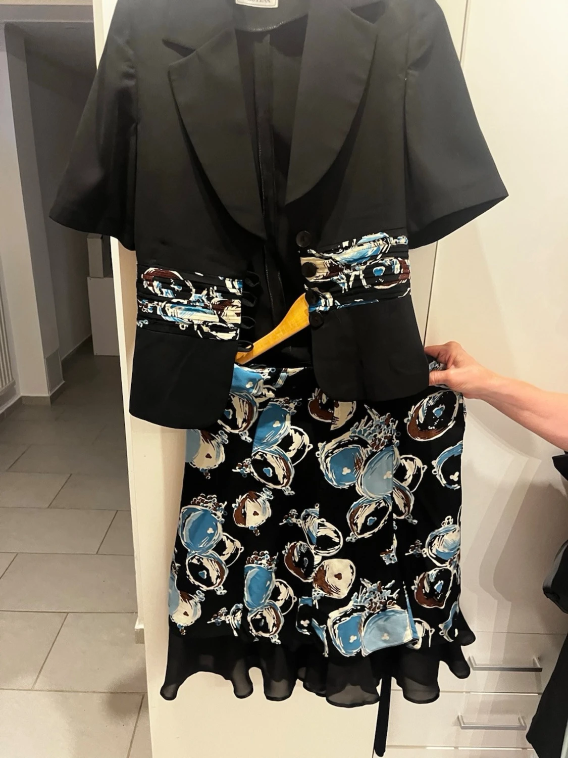 Svart dress med blått mönster - 1