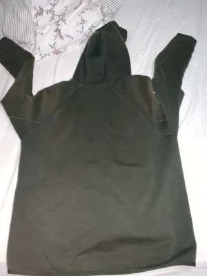 nike tech fleece - Snygg mörkgrön hoodie från Nike med dragkedja och huva. Klassisk Nike-logga på bröstet och mjukt material som känns skönt mot huden. Perfekt för en avslappnad streetstyle-look.