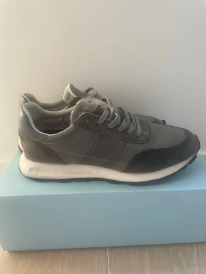 Grå sneakers från Philippe Model - Snygga grå sneakers från Philippe Model. Skorna är i ett mycket bra sick. Storlek 43. Pris kan diskuteras!