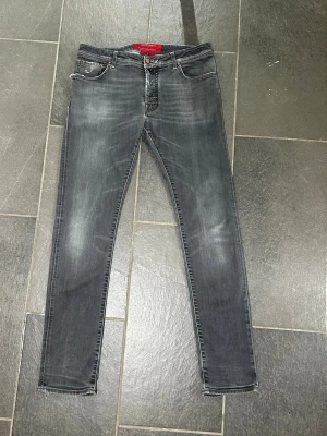 Jacob cohen jeans - Säljer ett par riktigt schyssta slim fit jeans från Jacob cohen med raka ben och slitna detaljer. Jeansen har knappgylf och klassisk fem fickor tillsammans med en riktigt skön tvätt. Priset är ej hugget i sten så kom med förslag! Vid frågor är de bara att fråga på.