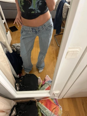 Abrand jeans 00 super low flare - Super lågmidjade jeans från abrand. Säljer då de tyvärr är för stora för mig därför bilden även kan bli orättvis! Nypris 999kr, tidigare ägare har satt snören inuti men det går lätt att ta bort så inget synligt. Midjemått: 36cm Innerbenslängden: 80cm Midjehöjd: 19cm Skriv vid fler frågor💕