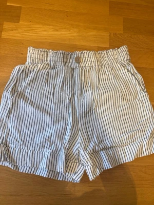 Linneshorts - Supersköna linne/viskos shorts från Zara. Storlek S, mycket bra skick! Hör av er vid frågor🫶