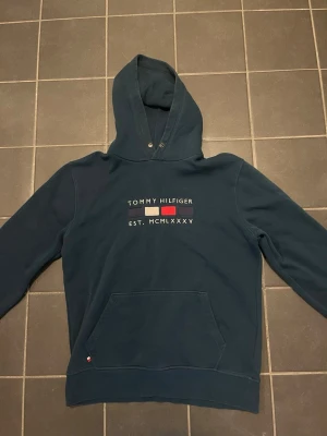 Tommy Hilfiger hoodie blå - Säljer denna Tommy hilfiger hoodie då jag behöver rensa garderoben och behöver ge plats så säljer denna bekväma och stiliga hoodie. Storlek M
