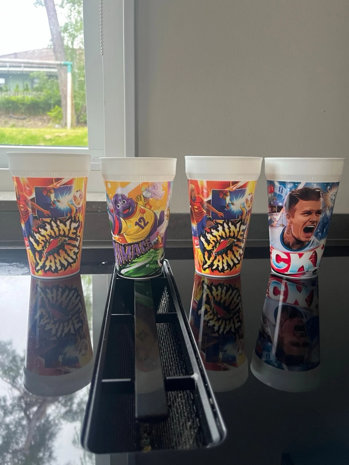 Fyra färgglada plastmuggar