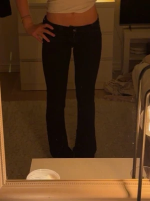 Svarta bootcut jeans från cheap Monday😍 - Säljer ett par svarta bootcut jeans från MONDAY i storlek 24/32😍
