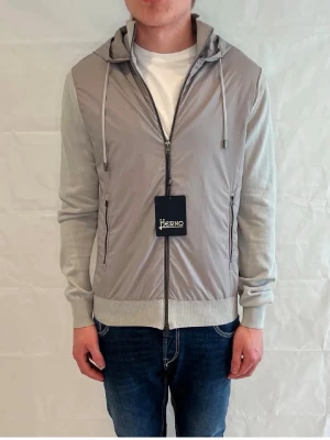 Herno cardigan - Herno cardigan storlek 50/M, helt ny aldrig använd