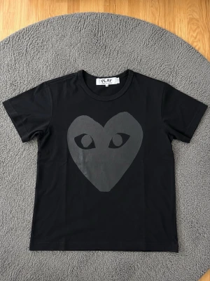 CDG T-shirt  - Helt ny. Storlek L men sitter mer som M. Hör av dig vid minsta lilla fundering!