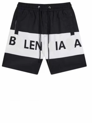 Söker Svarta och vita shorts med logga - Säljer ett par snygga shorts i svart och vitt med stor kontrasterande logga över benen. Shortsen har snörning i midjan och raka ben. Perfekta för dig som vill sticka ut med en trendig och sportig look.var hittar man dom skriv 💬 till mig om du vet behöver veta ganska så snart innan sommaren är slut 