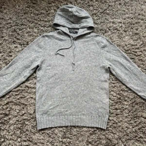 stickad Dressman hoodie - Säljer denna feta stickade dressman hoodie i mycket fint skick!🙌 Storlek : M // Nypris : 1499!🌟Hör gärna av er om ni har funderingar!🤝