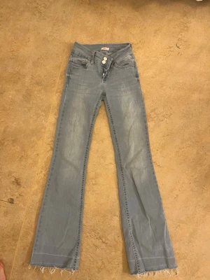 Ljusblå bootcut jeans från nelly - Jeans från Nelly ja köpt på second hand. 70kr. Står ej storlek men skulle gissa på xxs