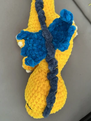 Drake - Draken Goliat! Virkad i tucan  garn från Hobbii! Mjuk o mysig! Säkerhetögon är ordentlig fast!Observera endå att kolla ögonen lite då och då😊