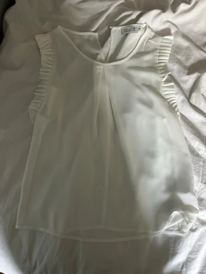 Vit blus - Sååå fin vit blus från Molly Bracken. Har små söta detaljer på ärmarna. Tyvärr för liten för mig. 
