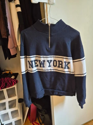 Blåvit hoodie från HM strl S - Använts men har mer att ge. Katt finns i hemmet