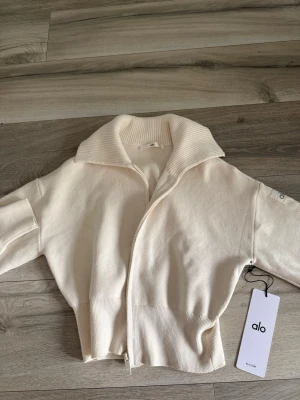 Alo Kofta - ALO Scholar Knit Cropped Full Zip Jacket Färg - Ivory  Aldrig använt, Helt ny med prislapp! Säljer eftersom jag har 2 stycken :)  Nypris: 2150kr