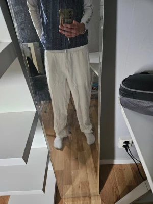 Vita linnebyxor med resårmidja - Säljer ett par vita lite exklusivare linnebyxor från Marco O'Polo. Byxorna har avslappnad passform, resår i midjan och en bakficka med knapp. Perfekta för en chill och stilren look. Materialet är luftigt linne som känns skönt mot huden. Köpta för 799 sek.