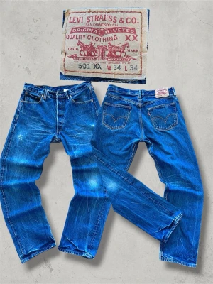 Levis 501 - Tjena, jag säljer dessa riktigt fina levis 501-xx vilket är levis 100% bomull, rå denim line, alltså lite bättre kvalité. Dom har fina fades och små slitningar vilket gör dom sjukt snygga.  100% bomull  Raw denim  W34 L34 Men sitter som W32 L32,  se mått nedan👇  Mått 📏  Midja 41,5 cm Ytterbenslängd 105 cm  Hör av dig om du undrar något så löser vi det!  