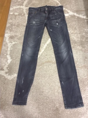Jeans - Säljer mina jeans, inte använda för de var för små. Kom privat för mer information, priset kan diskuteras. De passar folk som är 155-156 o väger 45-47.