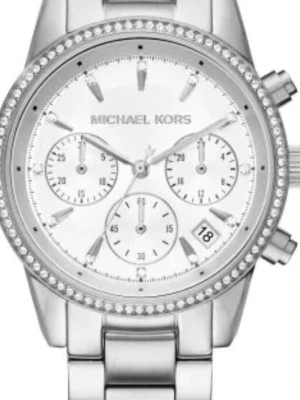 Michael Kors Ritz silverklocka - Stilren och elegant klocka från Michael Kors i silverfärgat metallarmband. Urtavlan är vit med tre mindre urtavlor, datumvisning och gnistrande stenar runt boetten. Perfekt accessoar för dig som gillar en lyxig och modern look. fick den i konfa present och använt två gånger, betalning via vanlig swish💗man får även med extra delar så man kan justera den själv 