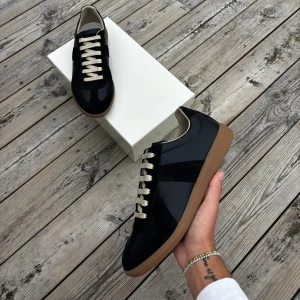 Maison Margiela Gats Sneakers Skor Mörkblå Grisch Stockholm - Fick dessa i storlek 42 i födelsedagspresent, de sitter för smått på mig. Mörkblå / Svart colorway