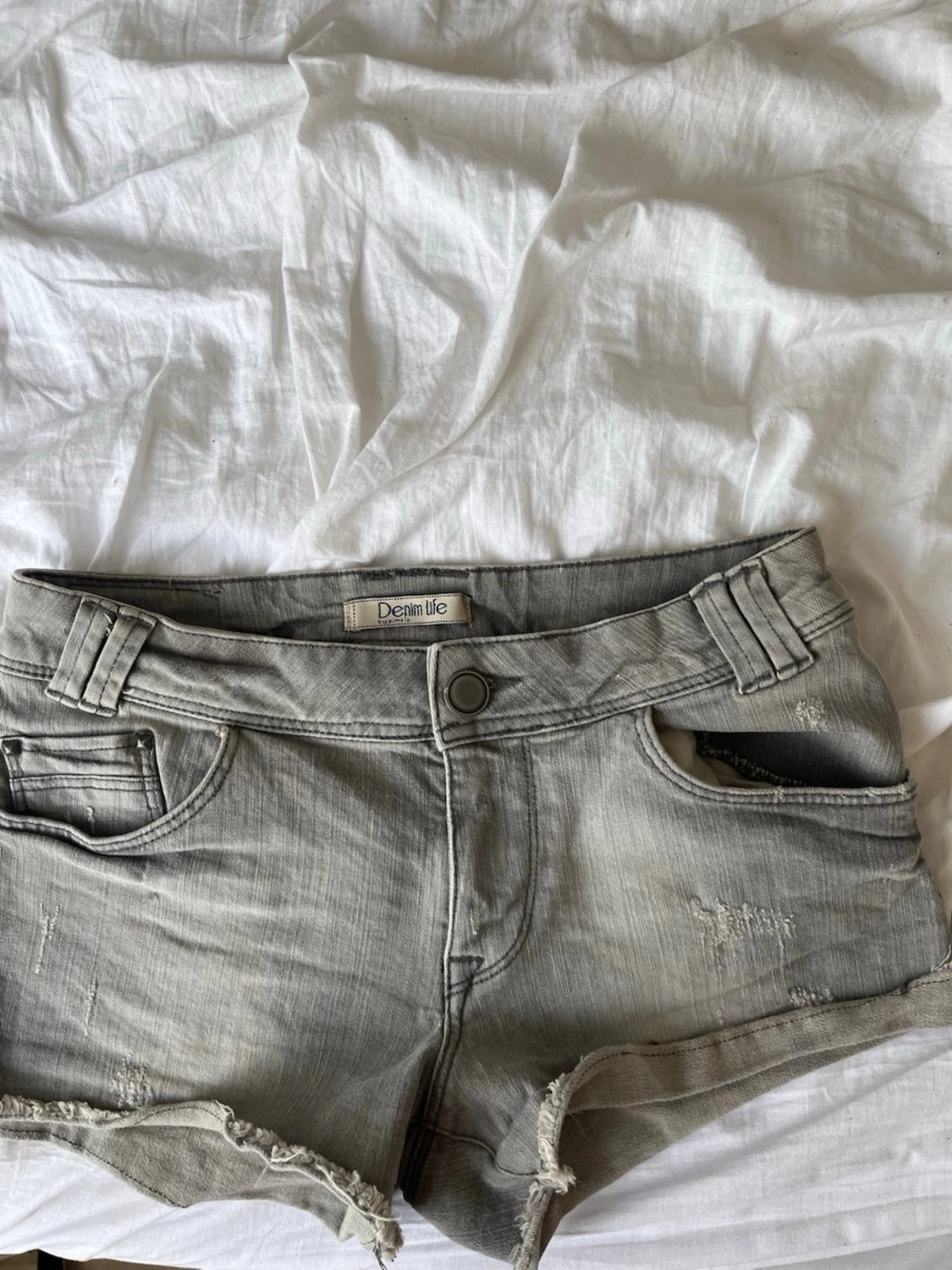 Lågmidjade grå denimshorts med nitar - 1