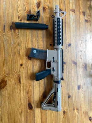 M4A1 Gel Blaster – Elektriskt – 7–8 mm gelkulor - Säljer en M4A1 gel blaster i färgen tan/FDE. 🔹 Elektrisk 🔹 Använder 7–8 mm gelkulor 🔹 Oanvänd 🔹 Komplett med magasin och tillbehör enligt bilder 🔹 Säljes utan originalkartong  Pris: 1000 kr eller bud Finns i Stockholm.
