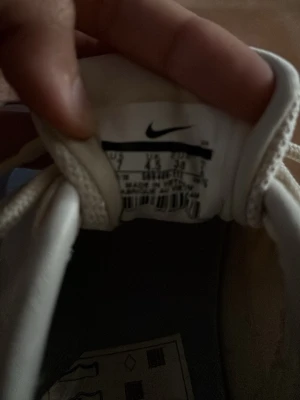Vita Nike sneakers med mesh - Snygga vita sneakers från Nike med ovandel i mesh och klassisk snörning. Skorna har en stilren design med diskret Nike-logga på sidan och tungan. Perfekta för en clean och sportig look.(Pris kan disskuteras)